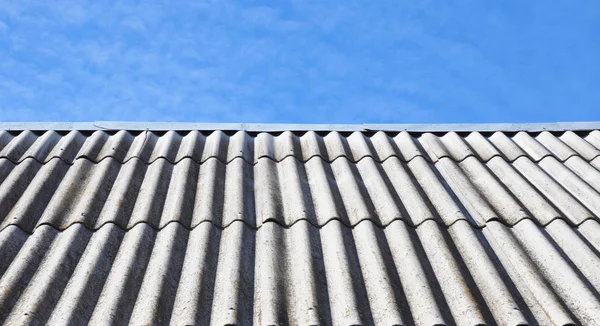 Asbestos roof. Asbestos roofing construction with copy space. — Stock Photo, Image