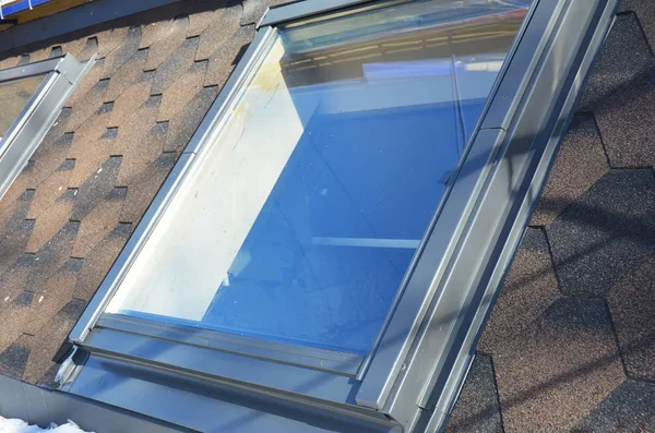 Fenêtres Toit Installation Puits Lumière Avec Neige Hiver Fenêtre Grenier — Photo
