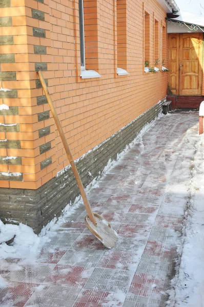 Sneeuw shoveling voetpad na sneeuwval — Stockfoto