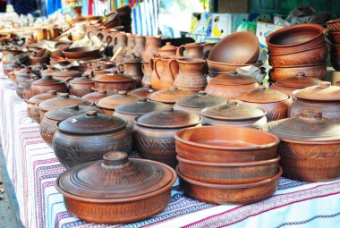 Geleneksel seramik testiler gelir. El yapımı seramik seramik Seramik kaplar ve kil tabak açık havada yol kenarına yerleştirilen bir pazarda.
