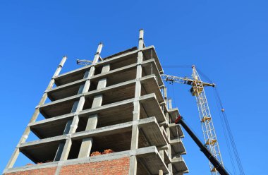 Bina inşaat alanı altında. Bir ev inşa. Vinç ve bina inşaat alanı. 