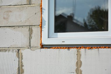 Windows yükleme ve yeni konut inşaat yapı izolasyon.