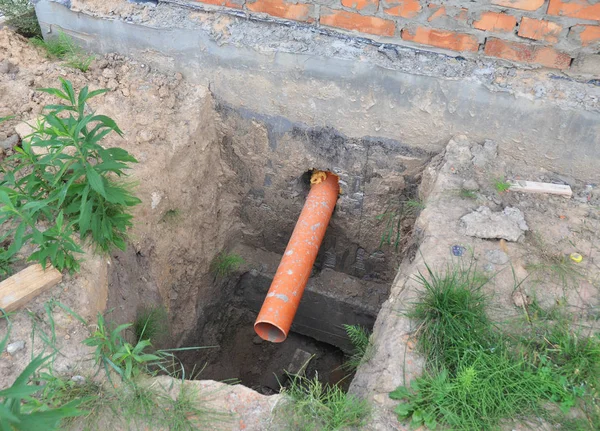 Построить над канализационной трубой. Над дренажной системой канализационных труб — стоковое фото