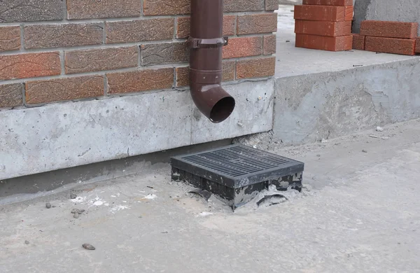 Installation de drainage en aval de la chaîne de pluie. gouttière Downspout pour un meilleur drainage à la maison . — Photo