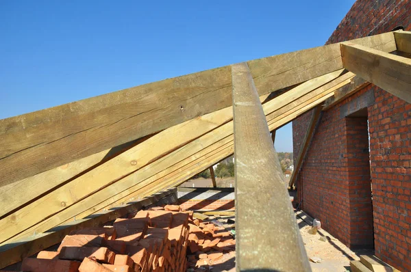 Construcción de vigas de techo de madera para la construcción de nuevas casas ático. Truss techo de madera. Construcción de techos . —  Fotos de Stock