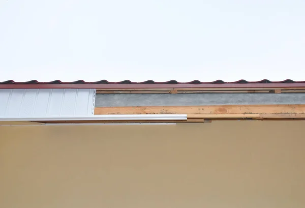 Soffit- und Faszieneinbau. Dachkonstruktion. — Stockfoto