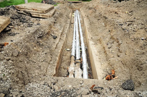 Breakthrough sewerage system. Installation and insulation hot water pipeline for energy saving and energy efficiency. Repair, insulation and replacement of city sewer on the street. — Stock Photo, Image