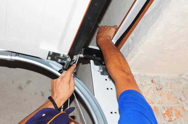 Aannemer-herstelling Garage deur Springs. Garage deur afdichting, garage deur veren, garage deur vervangen garage deur reparatie. Deuropener van de Garage van de reparatie. — Stockfoto