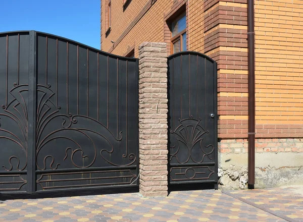 Outdoor house gate and metal door installation — Stock Photo, Image