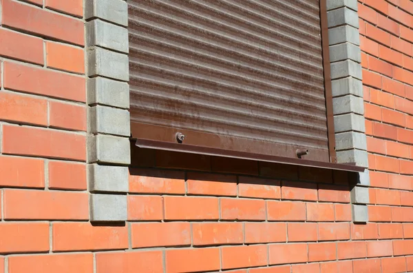 Ventana con persiana enrollable para la protección de la casa . — Foto de Stock