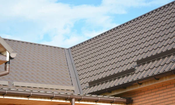 Probleemgebieden voor metalen hoek huis dakpannen bouw impregneren. Regen goot systeem en dak bescherming van sneeuw bord (sneeuw guard) op huis dakbedekking. — Stockfoto