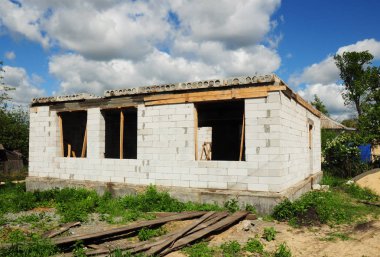 Bina ev duvar gazlı Autoclaved beton blok beton lento ve bitmemiş çatı İnşaat. 