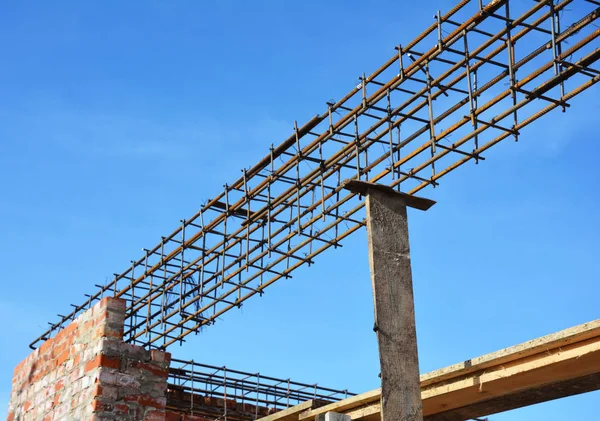Lintel Construction. Rebar steel bars on new home construction corner, reinforcement concrete bars with wire rod as a lintel for window. — Stock Photo, Image