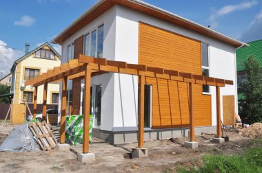 Kiev - Ukrayna, Haziran - 11, 2017: Ev yapımı. Çağdaş açık teras. Modern ev inşaat ahşap sütunlar ile Teras veranda yükleme. Bina yeni modern konut.