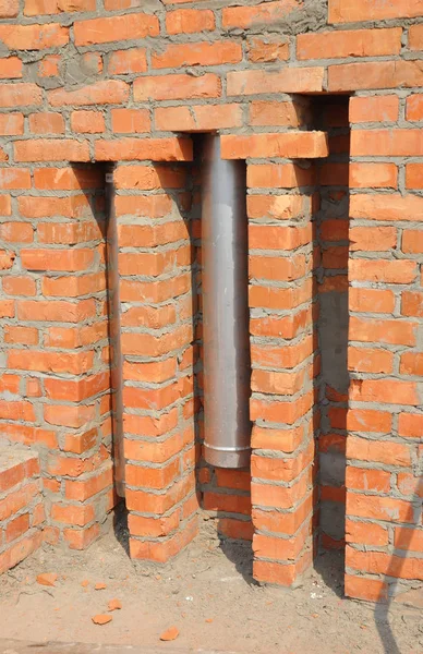 Chimney Pipe instalação na parede de tijolo. Tubos de lareira de ventilação direta e exaustos. Tubo de chaminé de metal coaxial . — Fotografia de Stock