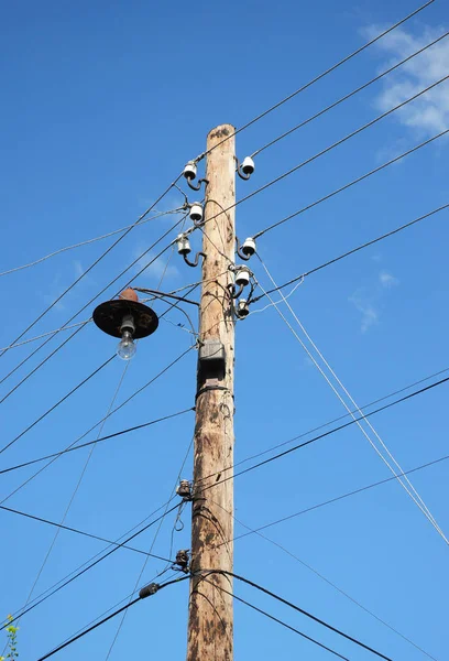Oude houten elektrische post macht pole. Elektriciteitsleiding. — Stockfoto