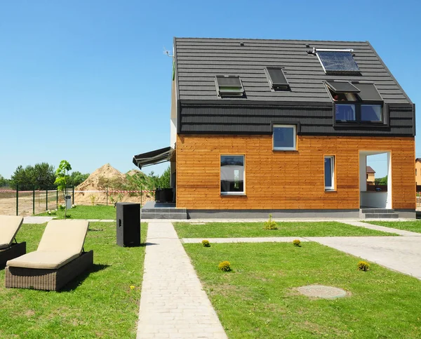 Modern ev inşaat. Güneş enerjili su Isıtma (Swh) sistemleri çatı güneş panelleri kullanın. Ev tepe, Dormer, havalandırma. Eko akıllı ev enerji verimliliği. — Stok fotoğraf