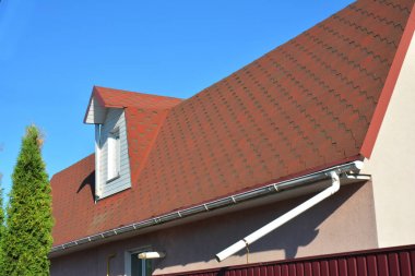 Moss ile eski çatı asfalt Zona. Yağmur oluk boru hattı Downspout boru ve Attic Mansard pencere ile. Çatı inşaat, çatı onarım.