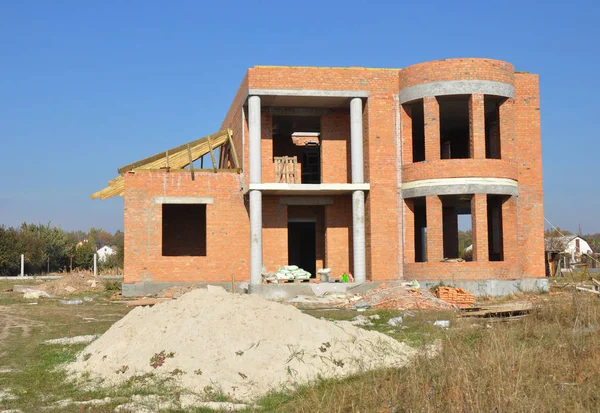 Casa de ladrillo sitio de construcción. Edificio construcción casa de ladrillo. Construcción de casas sin terminar . — Foto de Stock