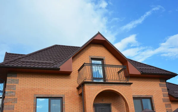 Gebouw baksteen woningbouw met verschillende soorten zolder — Stockfoto