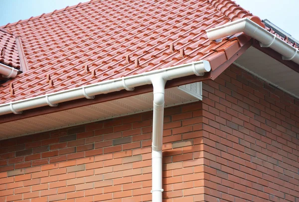 Primer plano en las áreas problemáticas de la casa para impermeabilización de canalones de lluvia al aire libre . —  Fotos de Stock