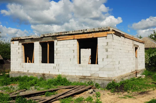 Husbyggen konstruktion från Ånghärdad kolsyrat betongblock. — Stockfoto