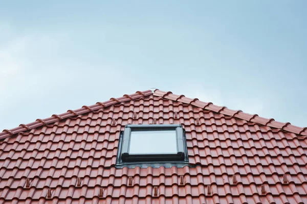 Ventana moderna del tragaluz del techo en la arcilla de la casa roja Azulejos de cerámica Techo . — Foto de Stock