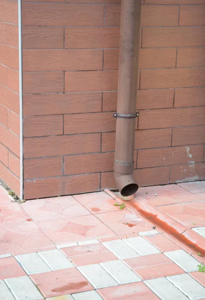 Tubo di plastica per grondaie con sistema di scarico del drenaggio, pavimento — Foto Stock