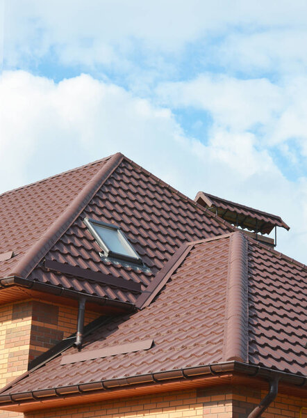 Новая кровельная конструкция с мансардным освещением, системой дождевых водостоков, окнами на крыше и защитой от снега. Современная крыша с мансардным освещением
. 