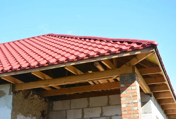 Soffit- und Faszieneinbau. Dachkonstruktion und Dämmung Detail — Stockfoto