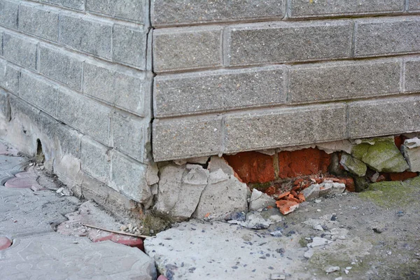 家の基礎の修理。基礎修理。壊れた基礎の家のレンガの壁. — ストック写真