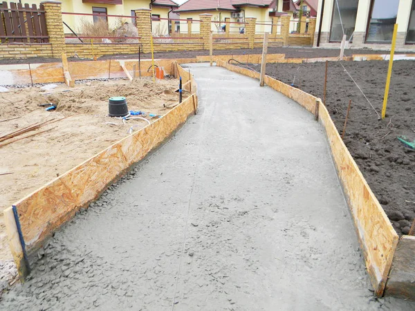 Building new concrete pavement foundation in the garden. Foundation for paving, path, walkway. — Stock Photo, Image
