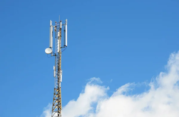 Cellulaire zender op blauwe hemel met wolken achtergrond en kopie ruimte. — Stockfoto