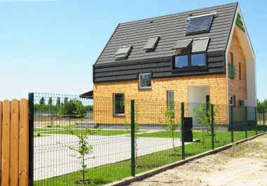 Enerji tasarrufu ve enerji verimliliği ile modern konut yapı. Eko-ev ya da eko-home. İnşaat çatı kaplama çatı pencere tepe, güneş panelleri ve güneş enerjili su ısıtıcı (Swh) sistemi ile. Pasif ev