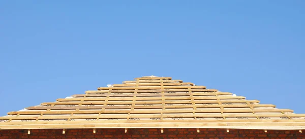 KIEV, UKRAINE - SEPTEMBER, 15, 2017:   Panoramic view on house wooden trusses roofing construction with copy space. — Stock Photo, Image