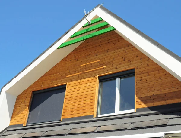 Casa persianas protección solar exterior. Ventanas en la nueva fachada moderna de la casa pasiva Pared de madera con persianas cerradas y abiertas al aire libre. Protección contra el sol y el calor como ahorro de energía . — Foto de Stock