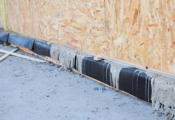 Su yalıtım Bodrum SIP panel duvarlar. Ev temel su yalıtımı bitümlü membran ile yudum