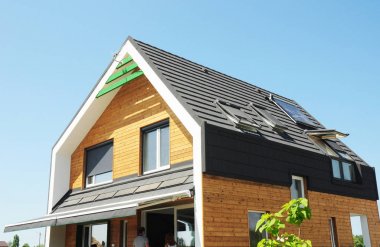 Modern pasif ev inşaat. Güneş enerjili su Isıtma (Swh) sistemleri çatı güneş panelleri kullanın. Ev tepe, Dormer. Eko akıllı ev enerji verimliliği. Attic dam penceresi. 