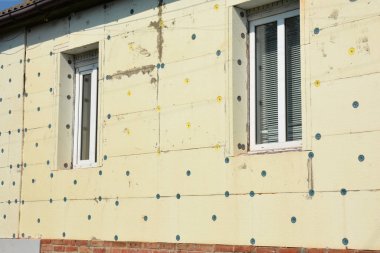 Ev duvar izolasyonu. Köpük yalıtım ile bitmemiş ev. Yalıtım House enerji tasarrufu için. 