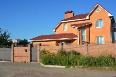 Tuğla konut yapı çatı çatı tasarımı farklı tipleri ile. Attic İnşaat.