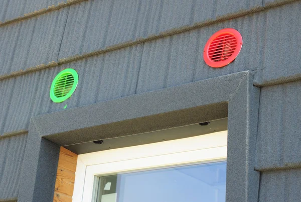 냉각을 위해 자연 환기 시스템입니다. 주거 집 창 환기 시스템입니다. 수동 환기. — 스톡 사진