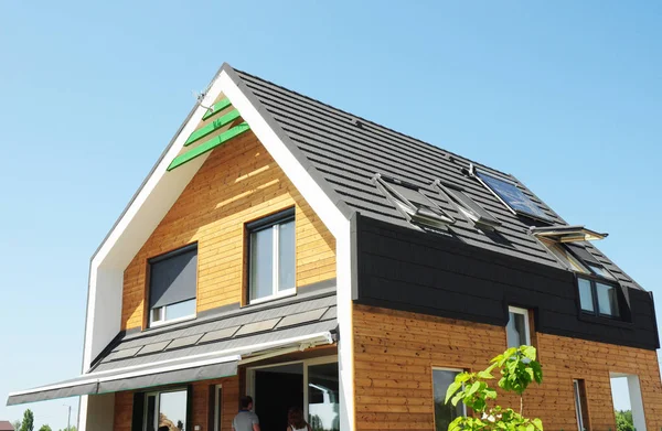 Modern pasif ev inşaat. Güneş enerjili su Isıtma (Swh) sistemleri çatı güneş panelleri kullanın. Ev tepe, Dormer. Eko akıllı ev enerji verimliliği. Attic dam penceresi. 