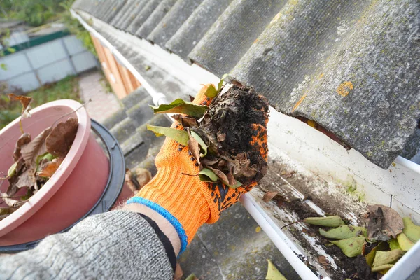 Roof Gutter Cleaning Tips. Clean Your Gutters. Gutter Cleaning. — Stock Photo, Image