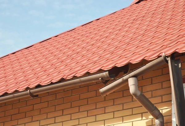 Reparera skadade falsar. Gutter reparation. Taket rännor. — Stockfoto