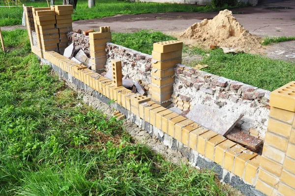 Construyendo muro de ladrillo para valla. Esgrima de albañilería . —  Fotos de Stock
