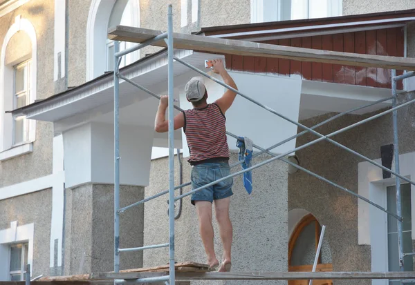 Constructor installeren bouwkundig. Bouw van de dakbedekking. Bouwkundig installatie en Fascia is geïnstalleerd op de onderzijde van dak overhangt en dakranden. Dak Reparatie. — Stockfoto