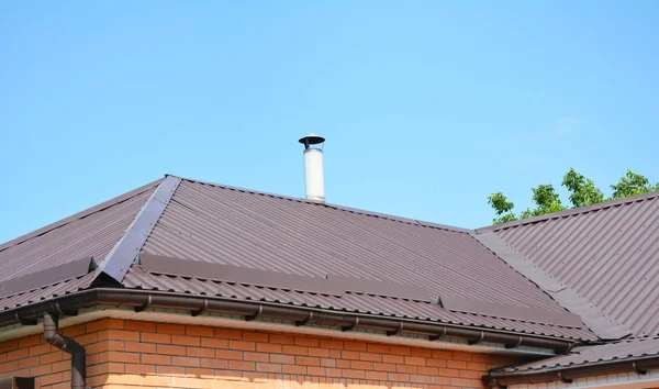 Metal çatı inşaat. Yağmur oluk ve sorunlu alanları için ev Metal köşe inşaat su yalıtımı çatı kaplama çatı onarımı. 