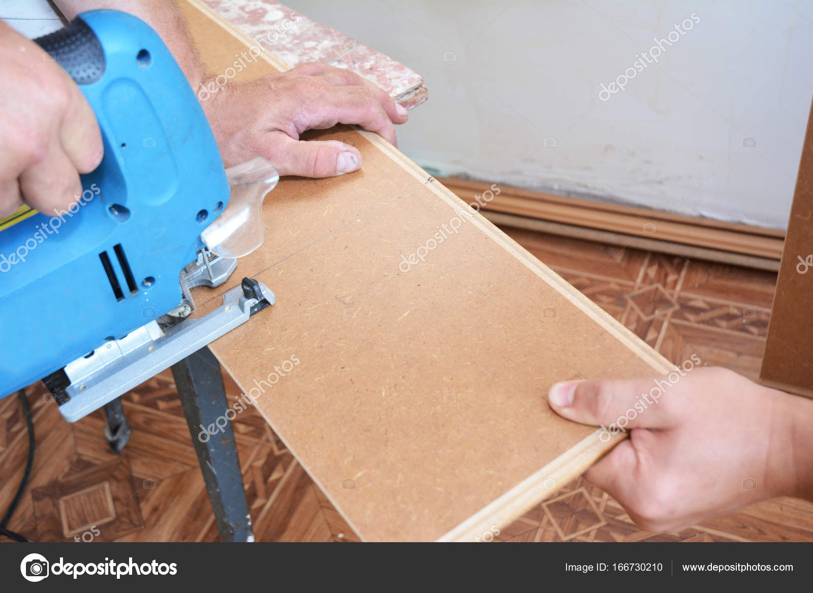 Contractor Cutting Laminate Flooring Lengthwise Workers Cutting