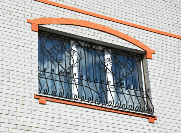 Kovová mřížka pro okna. Bezpečnostní mříže. Dům oken železo zabezpečení. Bezpečnostní pruhy pro okna. — Stock fotografie
