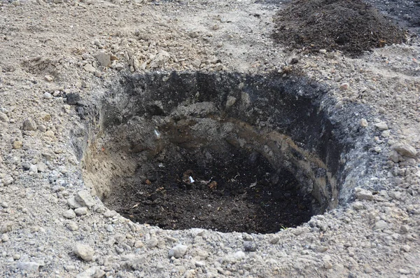 Boom organische bemesting Compost in gat graven. Organische meststof voor het planten van de boom. — Stockfoto